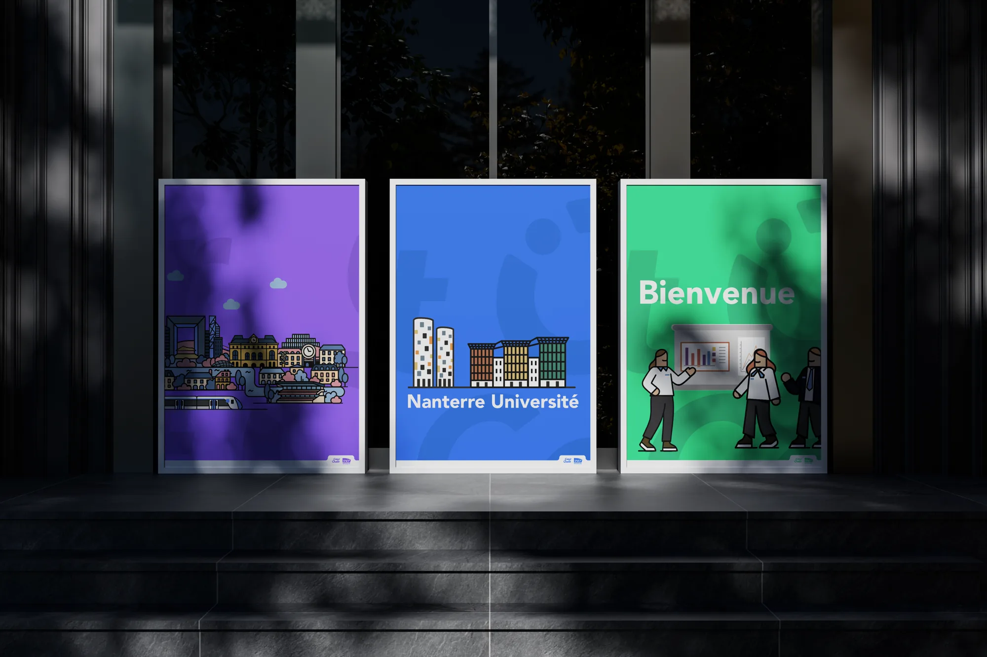 Trois affiches encadrées du lancement de SNCF Cœur Ouest, violet, bleu et vert, posées devant une façade vitrée